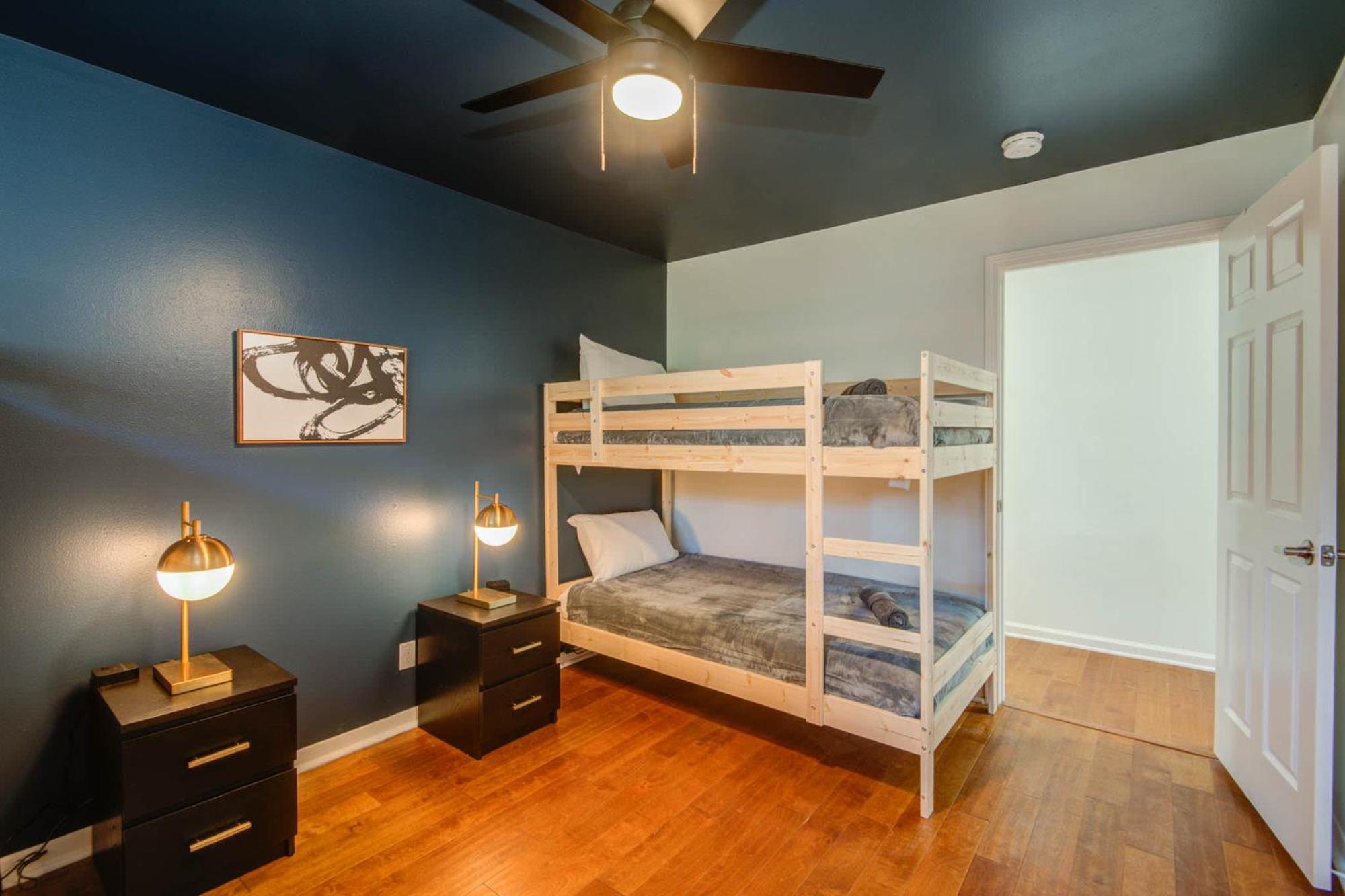 Holiday home 4-bd Mid-modern Century With Firepit & Playground Houston
