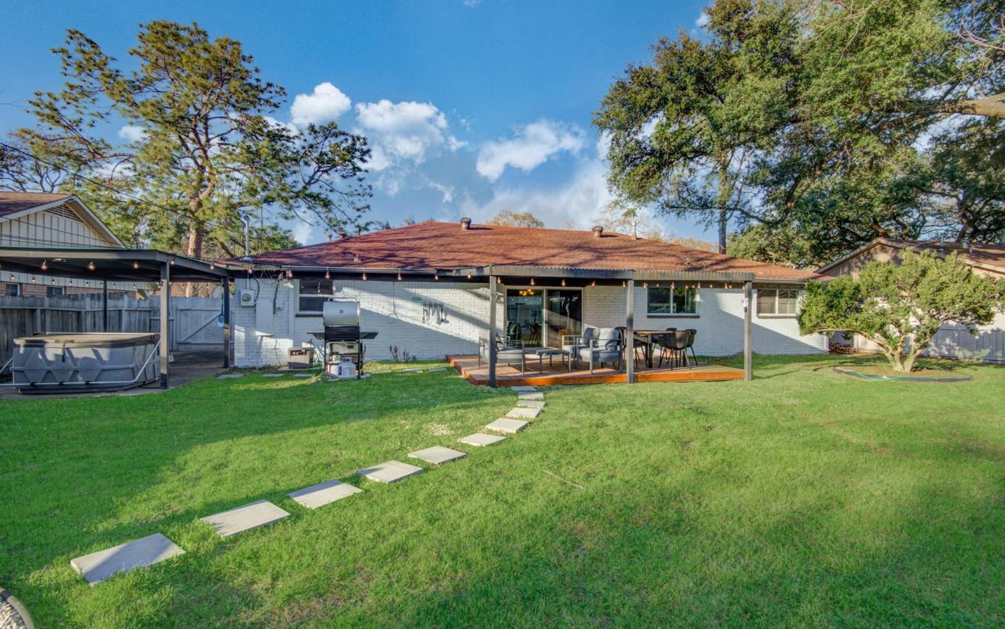 4-bd Mid-modern Century With Firepit & Playground * Houston