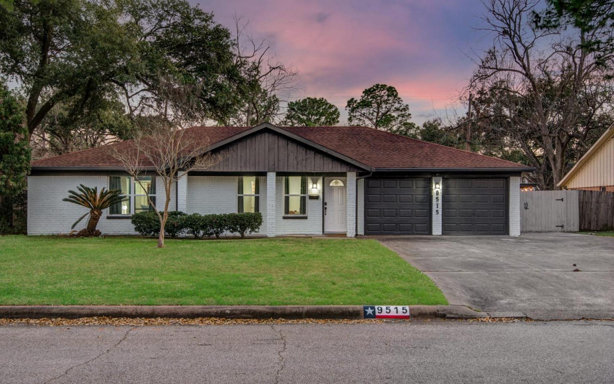 4-bd Mid-modern Century With Firepit & Playground Holiday home Houston