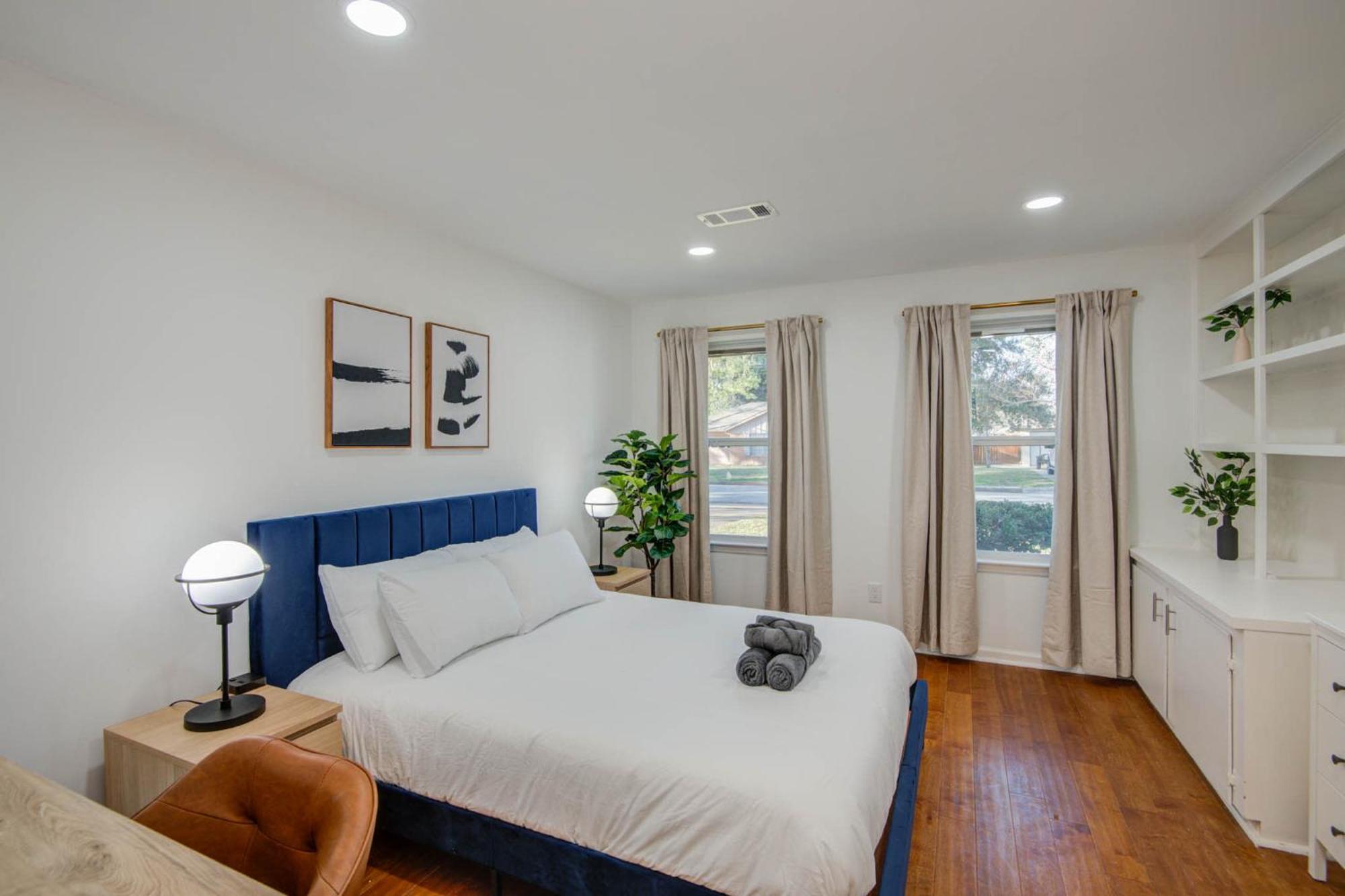 4-bd Mid-modern Century With Firepit & Playground Houston