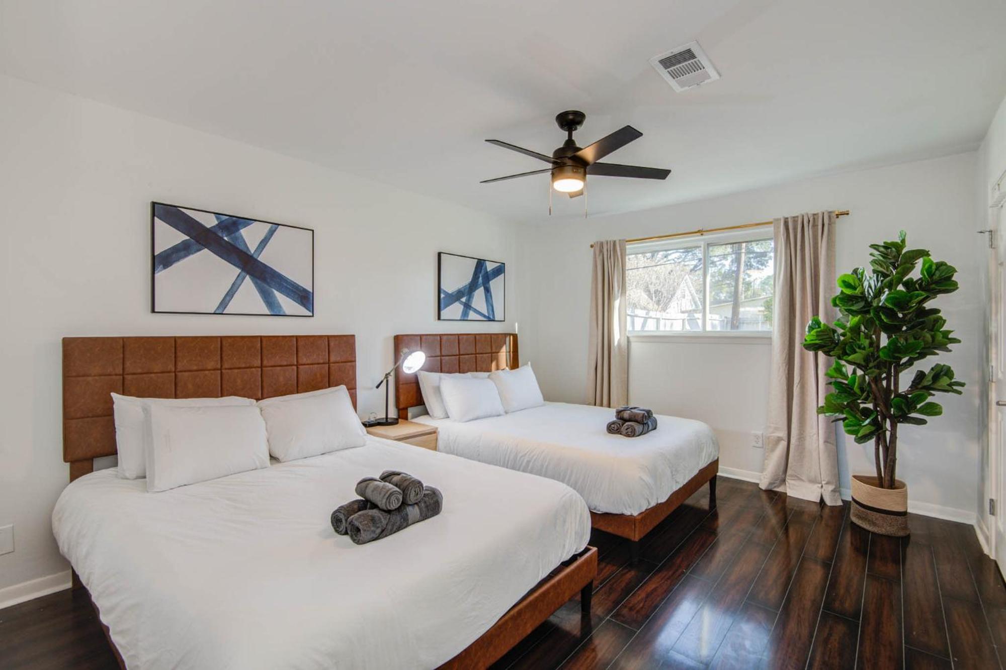 4-bd Mid-modern Century With Firepit & Playground * Houston