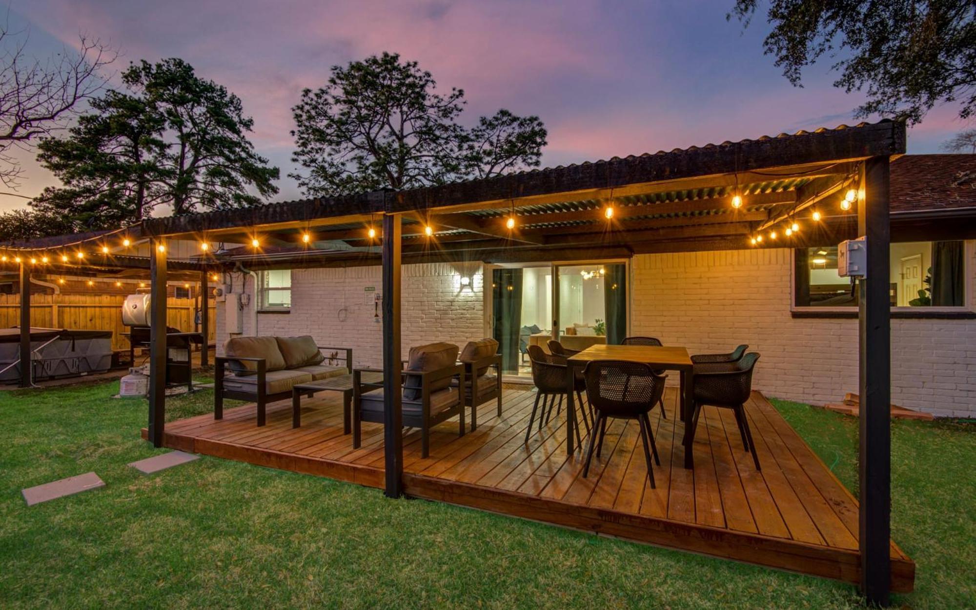 4-bd Mid-modern Century With Firepit & Playground * Houston