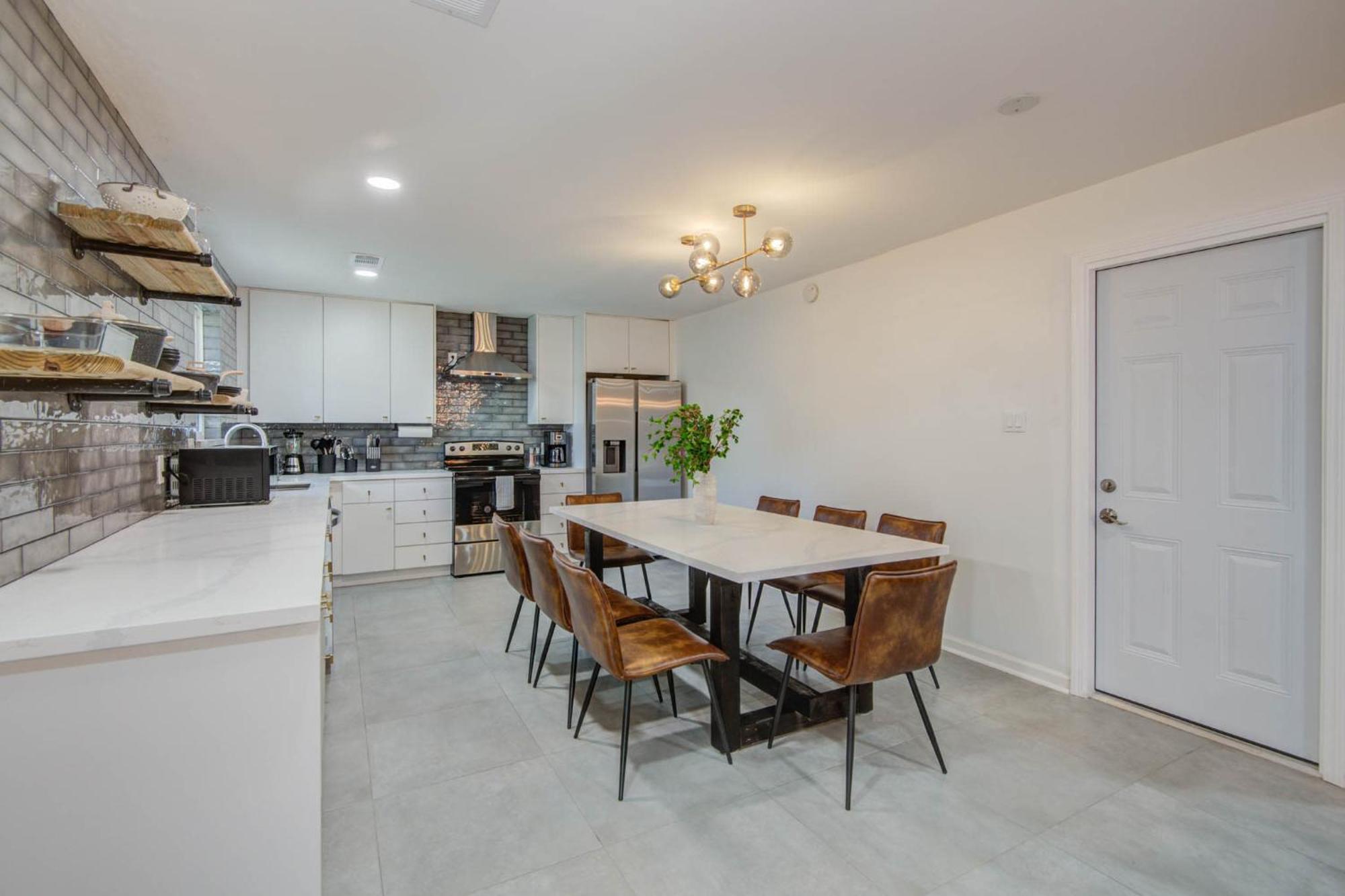 4-bd Mid-modern Century With Firepit & Playground Houston
