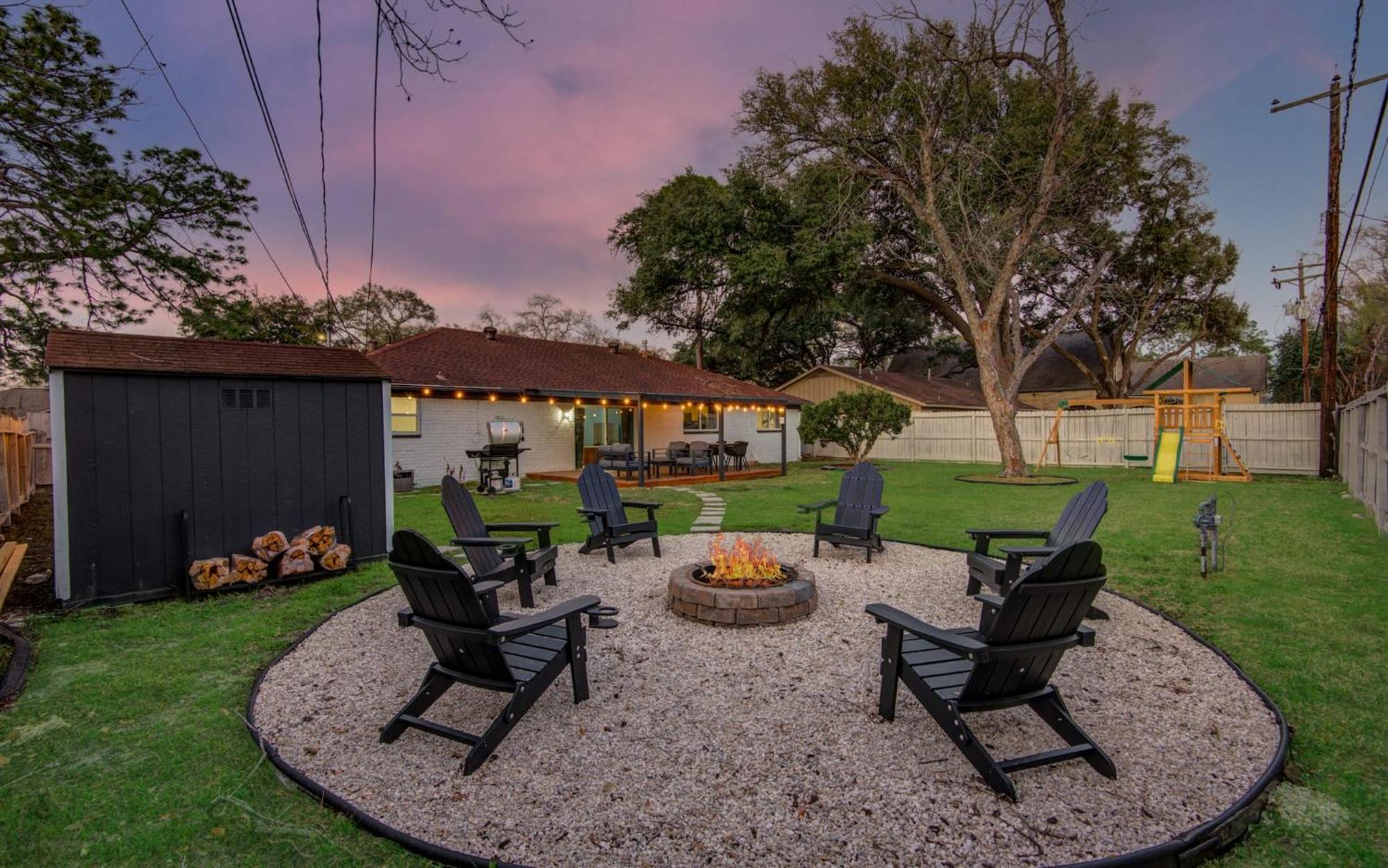 4-bd Mid-modern Century With Firepit & Playground Holiday home