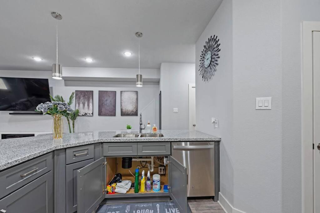 Modern 2024 Townhome With Indoor Hoops Huge Tvs And Gray Chic Design Holiday home
