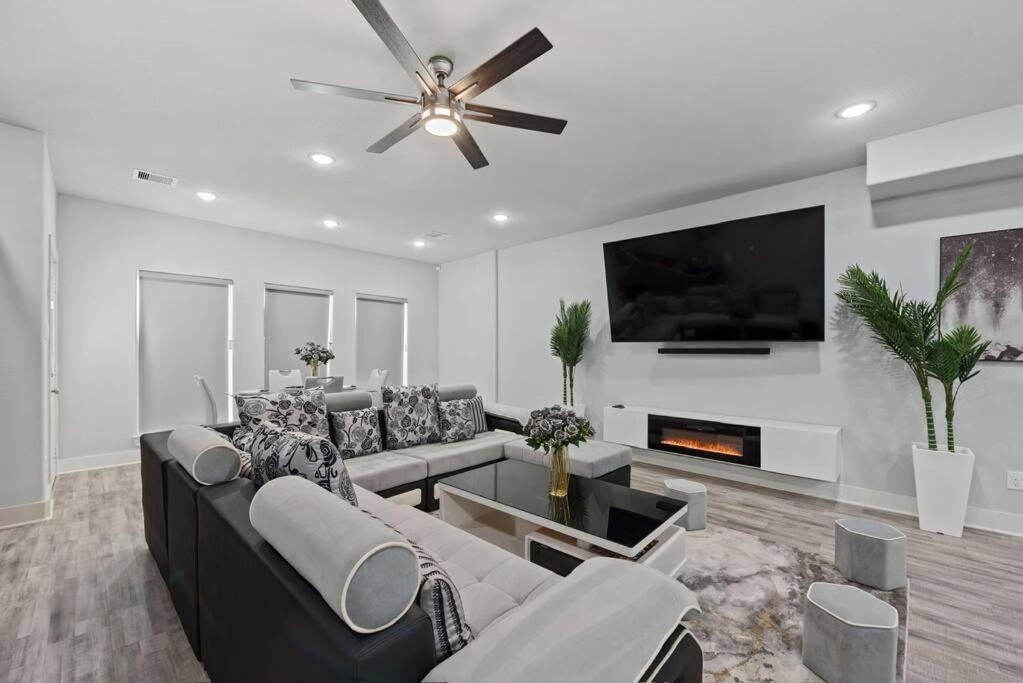Modern 2024 Townhome With Indoor Hoops Huge Tvs And Gray Chic Design Holiday home *