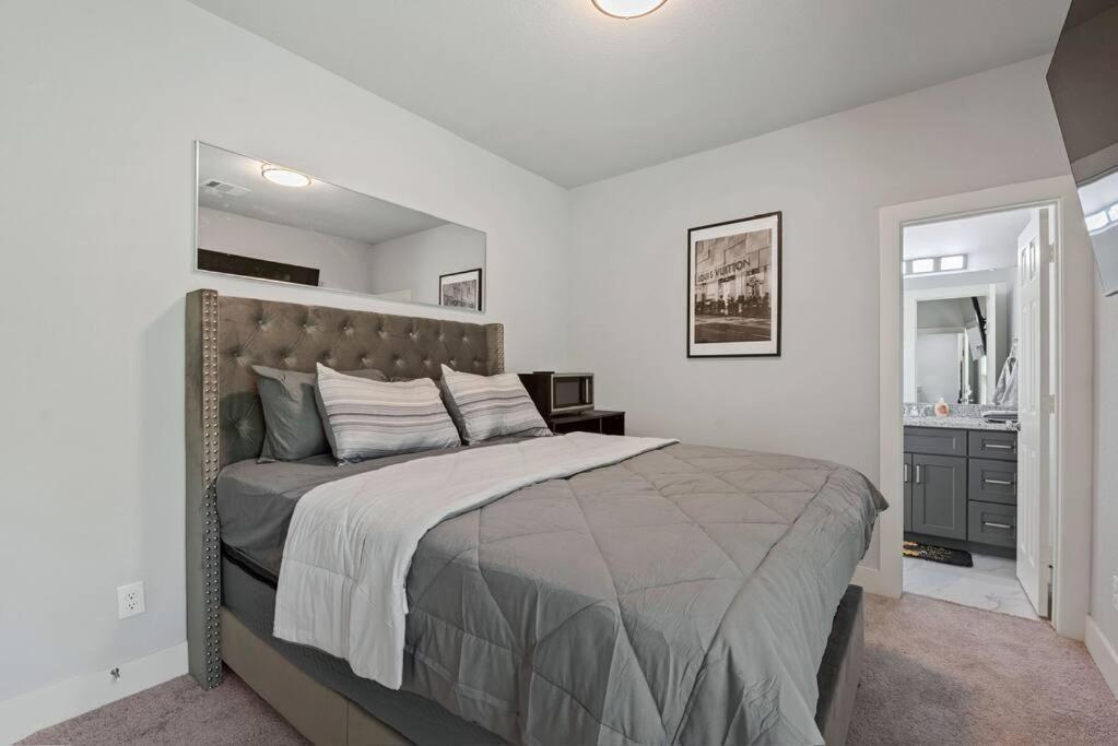 Holiday home Modern 2024 Townhome With Indoor Hoops Huge Tvs And Gray Chic Design *