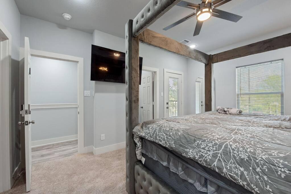Modern 2024 Townhome With Indoor Hoops Huge Tvs And Gray Chic Design Holiday home Houston