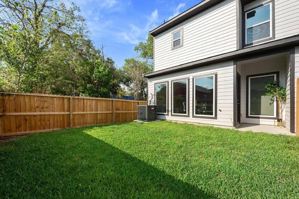 Modern 2024 Townhome With Indoor Hoops Huge Tvs And Gray Chic Design * Houston