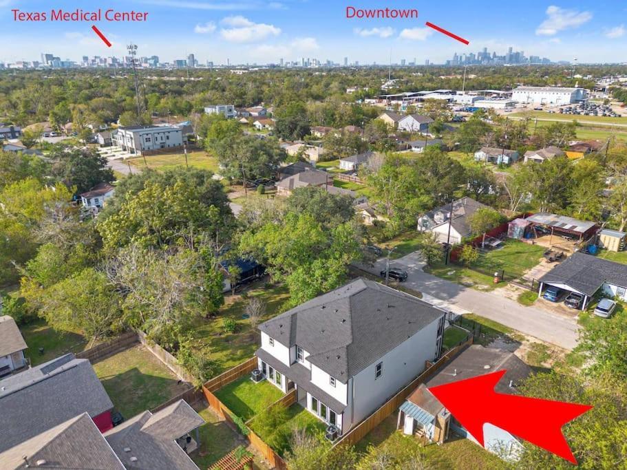 Modern 2024 Townhome With Indoor Hoops Huge Tvs And Gray Chic Design * Houston