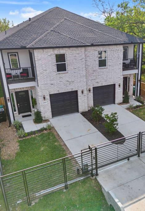 Modern 2024 Townhome With Indoor Hoops Huge Tvs And Gray Chic Design Holiday home *