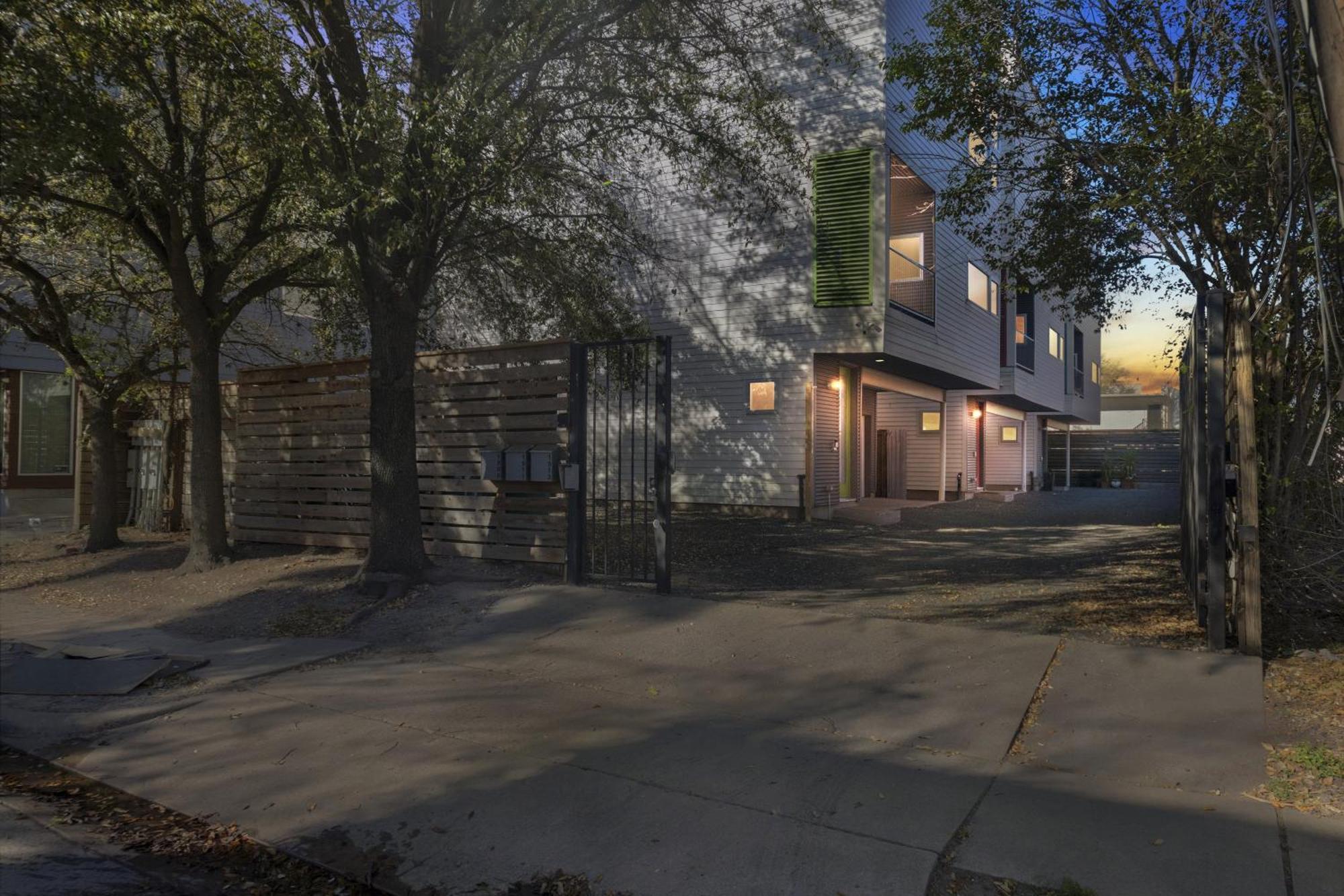 Holiday home Modern Comfort In The Heart Of Museum District Townhouse