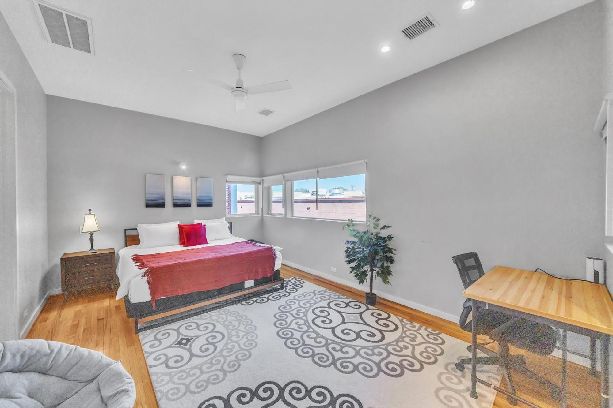 Holiday home Modern Comfort In The Heart Of Museum District Townhouse