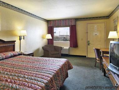 Super 8 By Wyndham Downtown I-610 Hotel
