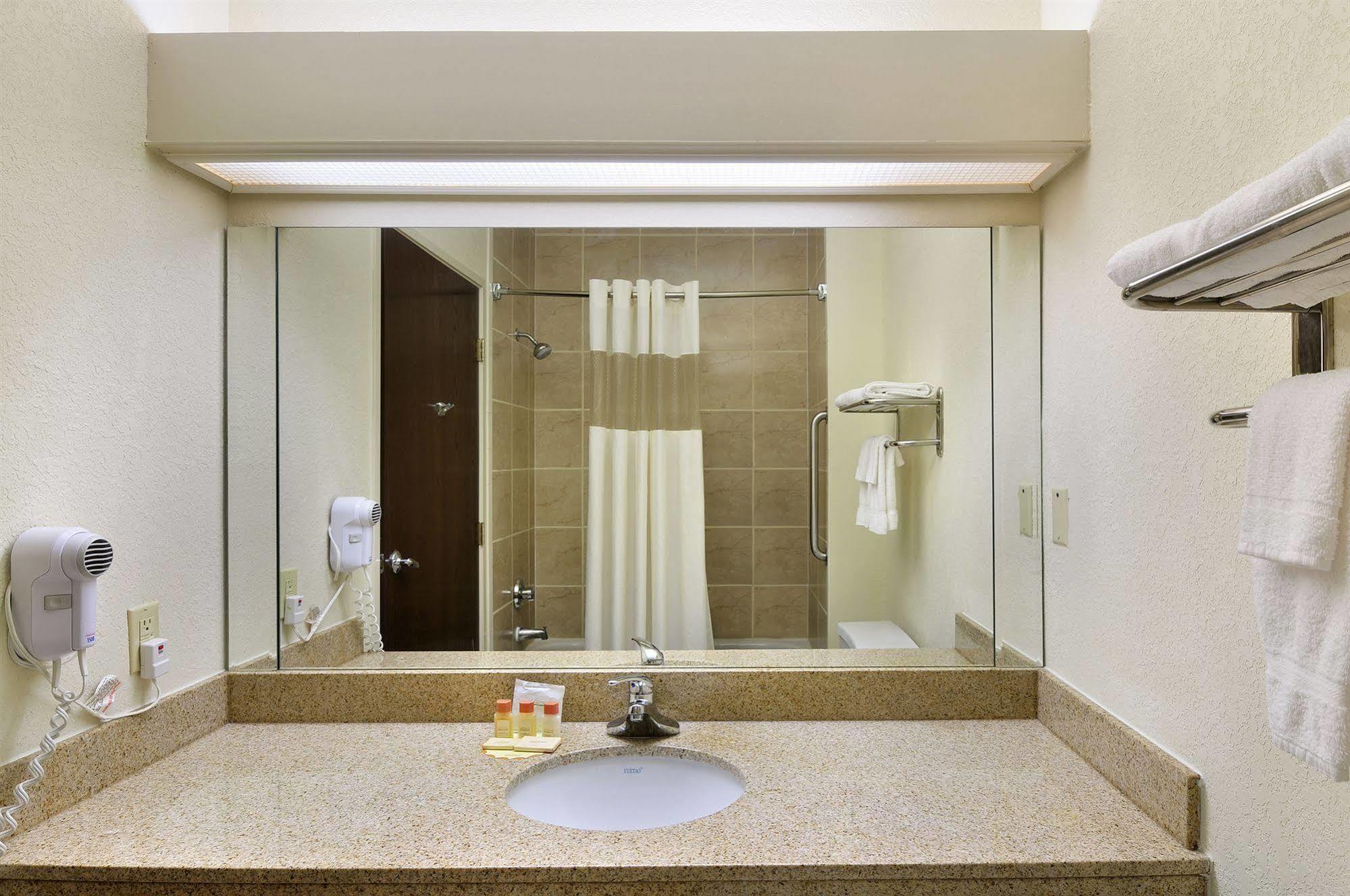 Days & By Wyndham North/aldine Hotel 2*