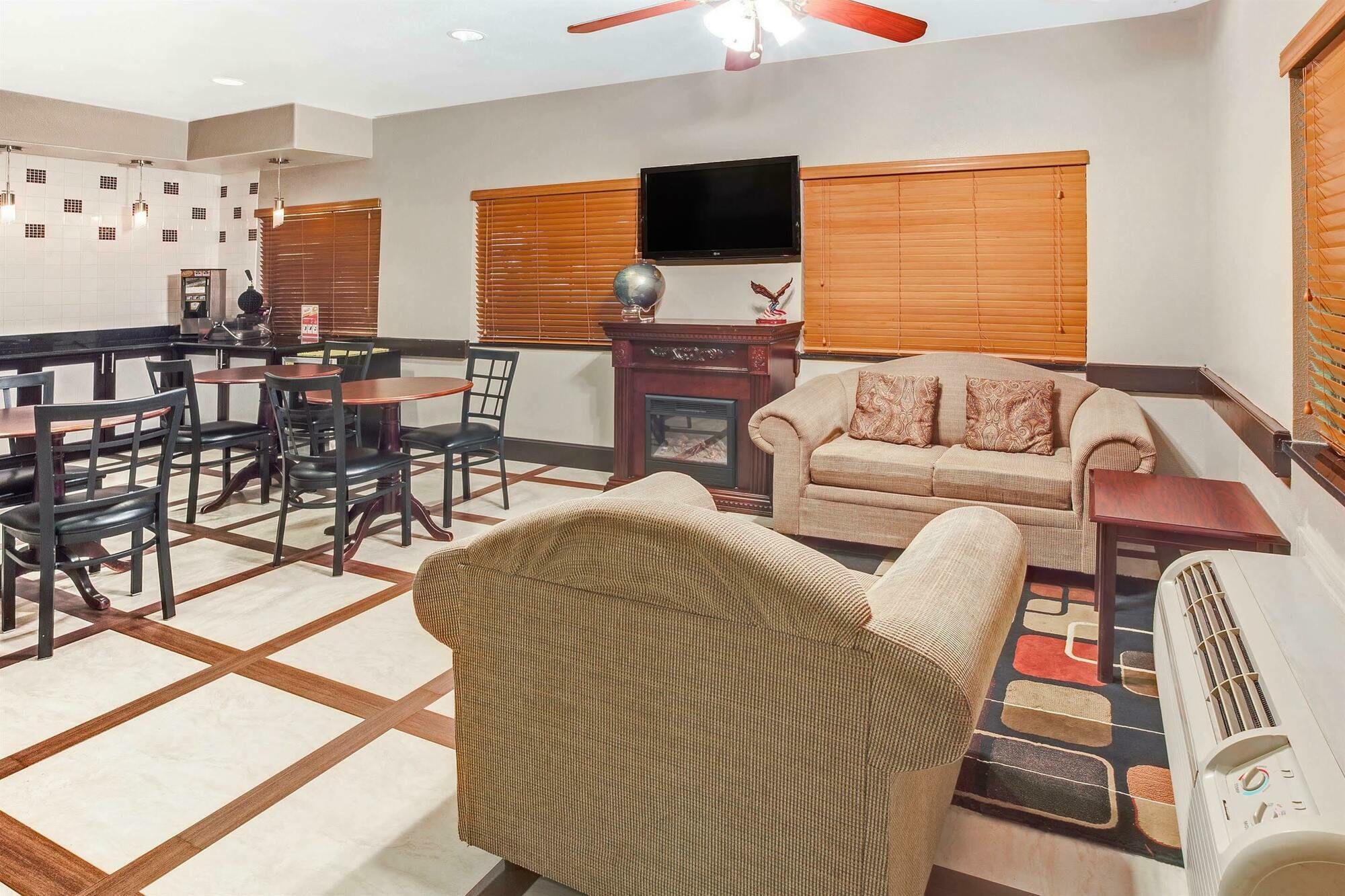 Super 8 By Wyndham Houston/i-10/federal Road Hotel 2*