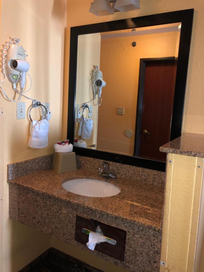 Super 8 By Wyndham Houston/i-10/federal Road Houston