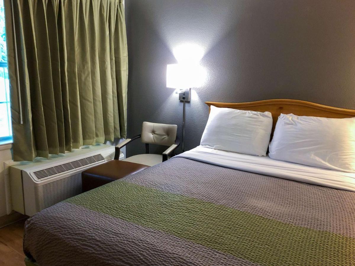 Hotel 6-houston, Tx - Westchase