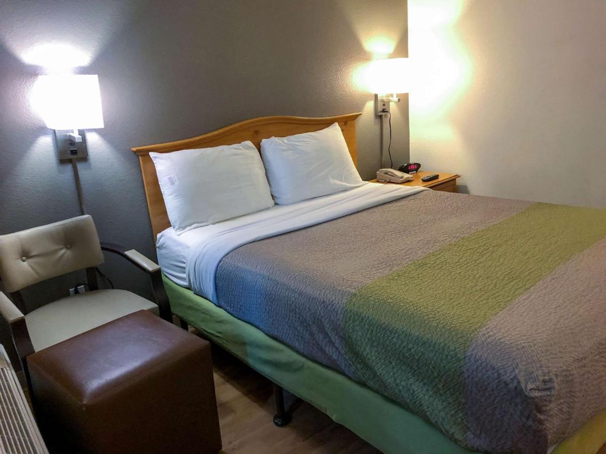 Hotel 6-houston, Tx - Westchase Houston