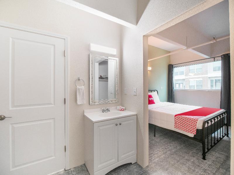 Oyo & Galleria Hotel 2*