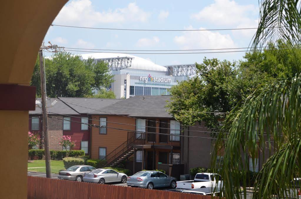 Motel Sterling And At Reliant And Medical Center 2*