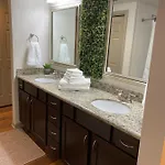 Bright & Modern Galleria Suite! 5 Star Location, Self Check In & Free Parking