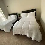 Spacious Galleria Cottage - Self Check In & Free Parking, 4 Beds 2 Bathrooms