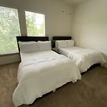 Spacious Galleria Cottage - Self Check In & Free Parking, 4 Beds 2 Bathrooms