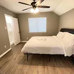 Gorgeous Home W/Huge Backyard 15 Minutes From Iah