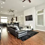 Amazing Rooftop! Downtown Skyline Views!!! Sleeps 15
