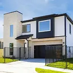 Cute Cozy House Close To Major Sporting Events And Restaurants