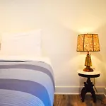 Romantic Efficiency On Tree-Lined Blvd - First Floor Living With Pool & Private Patio
