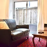 Romantic Efficiency On Tree-Lined Blvd - First Floor Living With Pool & Private Patio