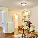Montrose Place #4 - 1 Bedroom - Walk To Menil, Ust, Rice, Med Center, Museums, Metro Rail, Bars, Coffee Shops