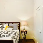 Montrose Place #4 - 1 Bedroom - Walk To Menil, Ust, Rice, Med Center, Museums, Metro Rail, Bars, Coffee Shops