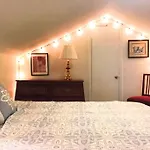 Treehouse Attic Unit In Historical Montrose