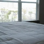 Midtown Unit Sleeps 6+ With A Massive Garden Tub