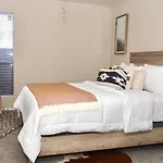 Chic Boho Cottage -Self Check In, Fully Furnished, & Free Parking
