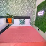 Spacious Galleria Cottage - Self Check In & Free Parking, 4 Beds 2 Bathrooms