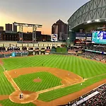 Modern Urban Oasis With Private Parking In Downtown Houston