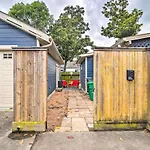 Central And Cozy Houston Studio - Pets Welcome!