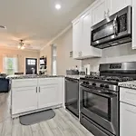Your Central Houston Urban Contemporary Oasis
