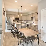 Pet-Friendly Houston Townhome With Fenced Yard