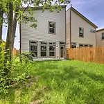 Pet-Friendly Houston Townhome With Fenced Yard
