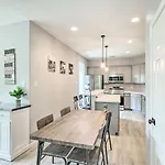 Pet-Friendly Houston Townhome With Fenced Yard