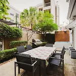 Walk To Bars And Restaurants, 2 Mi From Stadiums And Theaters, Great For Groups