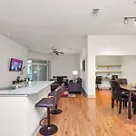 Stylish Open Concept Apt With King Bed, Walking Distance From Nrg Texans Stadium, 1 Mile To Med Center, Free Parking