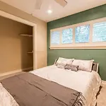 Huge 6 Bedroom With Pool, Spa, 85 Inch Tv, Game Room