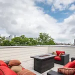 The Posh Haus - Downtown - Grb - King Bed