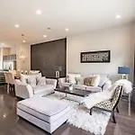 The Posh Haus - Downtown - Grb - King Bed